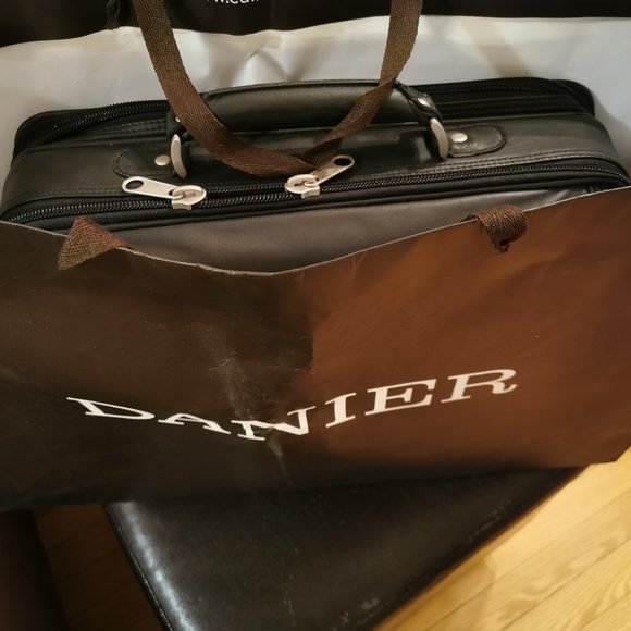 Danier Genuine Leather laptop case 15 Inch Black - Picture 9 of 10